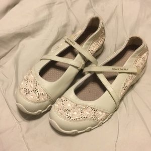 Skechers beige flat shoe